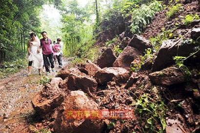 新人携手 跨过塌方山石