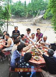 新人携手 跨过塌方山石