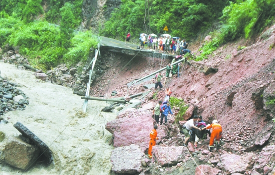 大邑雾山乡和西岭镇多路段塌方 3000游客脱险