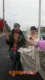 大邑悲情新郎:衣服扒光大跳钢管舞(图)