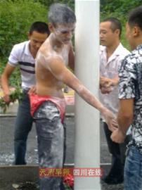 大邑悲情新郎:衣服扒光大跳钢管舞(图)