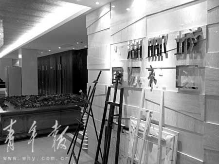 上海一家楼盘降价3成 遭上百老业主包围抗议