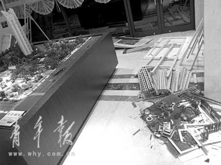 上海一家楼盘降价3成 遭上百老业主包围抗议