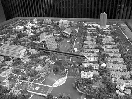 上海一家楼盘降价3成 遭上百老业主包围抗议