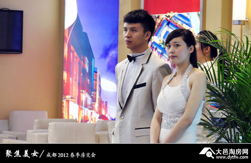 成都房交会:车子,美女 一个都不少(多图)