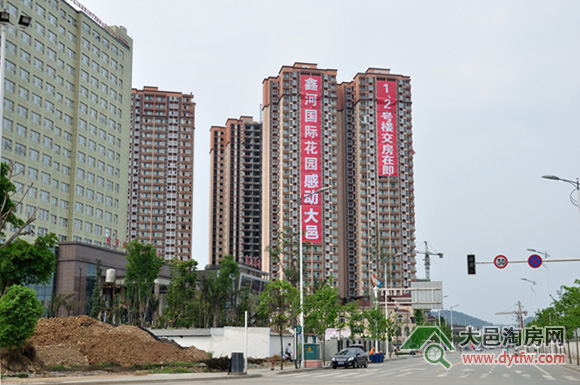 因为一份责任 鑫河国际花园震后哭了