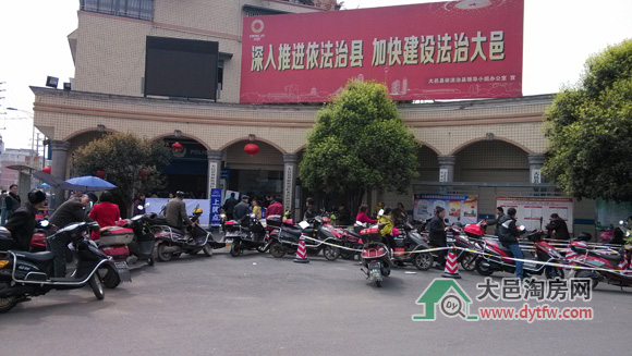 大邑启动红光小区电动自行车流动上牌点