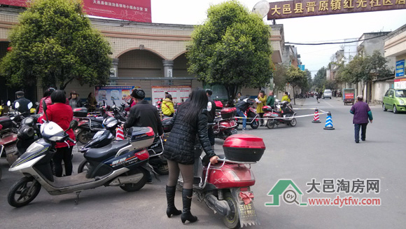 大邑启动红光小区电动自行车流动上牌点