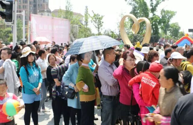 人山人海,站无虚席!圣桦城今天火了!