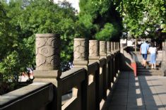 一对恋人正走过静惠山公园大殿外的景观石柱。