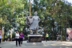 位于静惠山山顶的赵云塑像，市民在塑像旁的小广场锻炼身体。