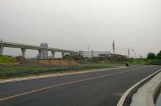 整洁的路面，铁路桥旁为大邑站交通枢纽商业及换乘中心