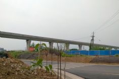 大邑南互通立交段保通道路从铁路桥下穿过