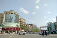 大邑县南街街口四月街景。