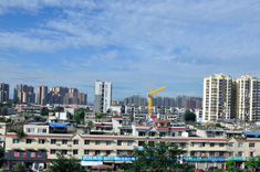 大邑城南方向，图片中的黄色塔吊为正在建设中的天邑鑫瑞花园。