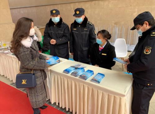 大邑利用小区交房日开展违建专项宣传活动