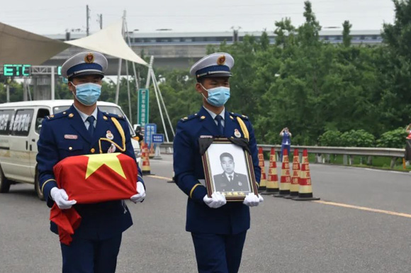 今天大邑人民迎接消防烈士汪磊回家