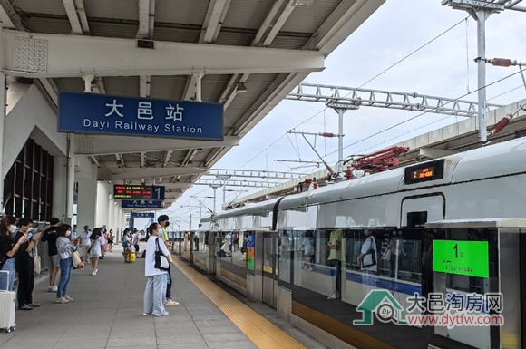 大邑今起坐动车直达成都南和成都东 时刻票价出炉