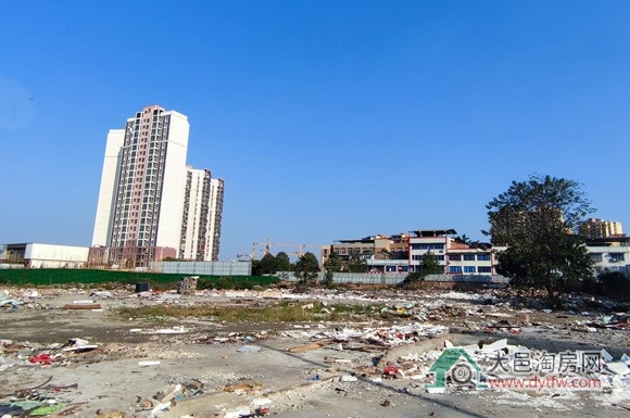 大邑建华片区住兼商用地9351万元拍出