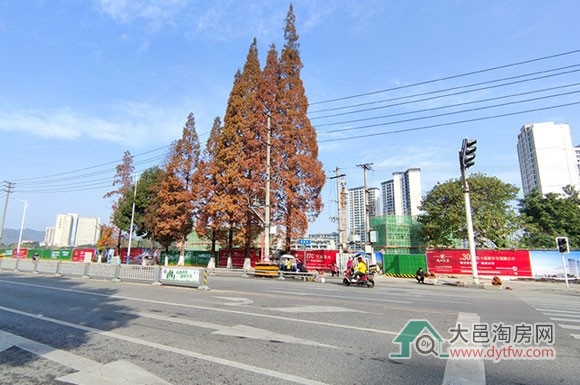 大邑建华片区住兼商用地9351万元拍出