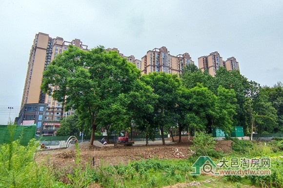 大邑雪山大道与经四路交叉口街角提升项目有序推进