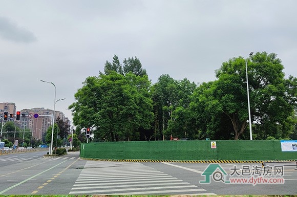 大邑雪山大道与经四路交叉口街角提升项目有序推进