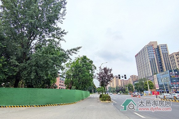 大邑雪山大道与经四路交叉口街角提升项目有序推进